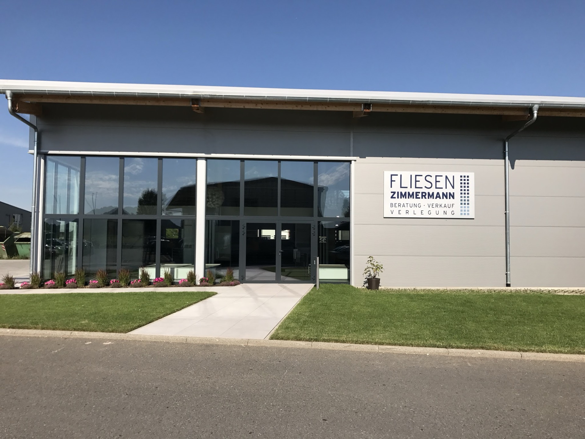 Firmengebäude von Fliesen Zimmermann in Rielasingen-Worblingen mit Eingang zur Ausstellung