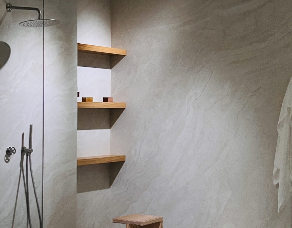 Bodengleiche Dusche mit Regendusche, Wandnischen aus Holz und großformatigen Wandplatten